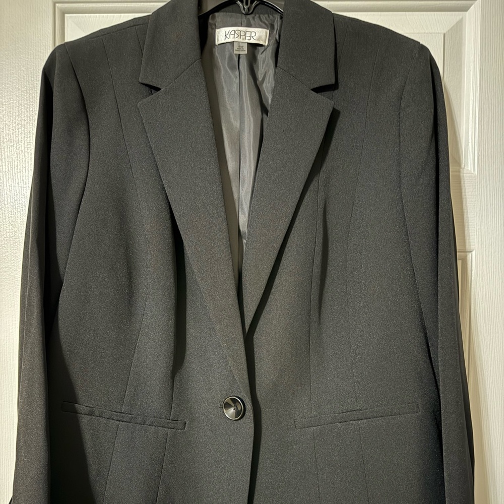 Women’s Kasper Black Suit Blazer. Size 16W. Excellent condition.